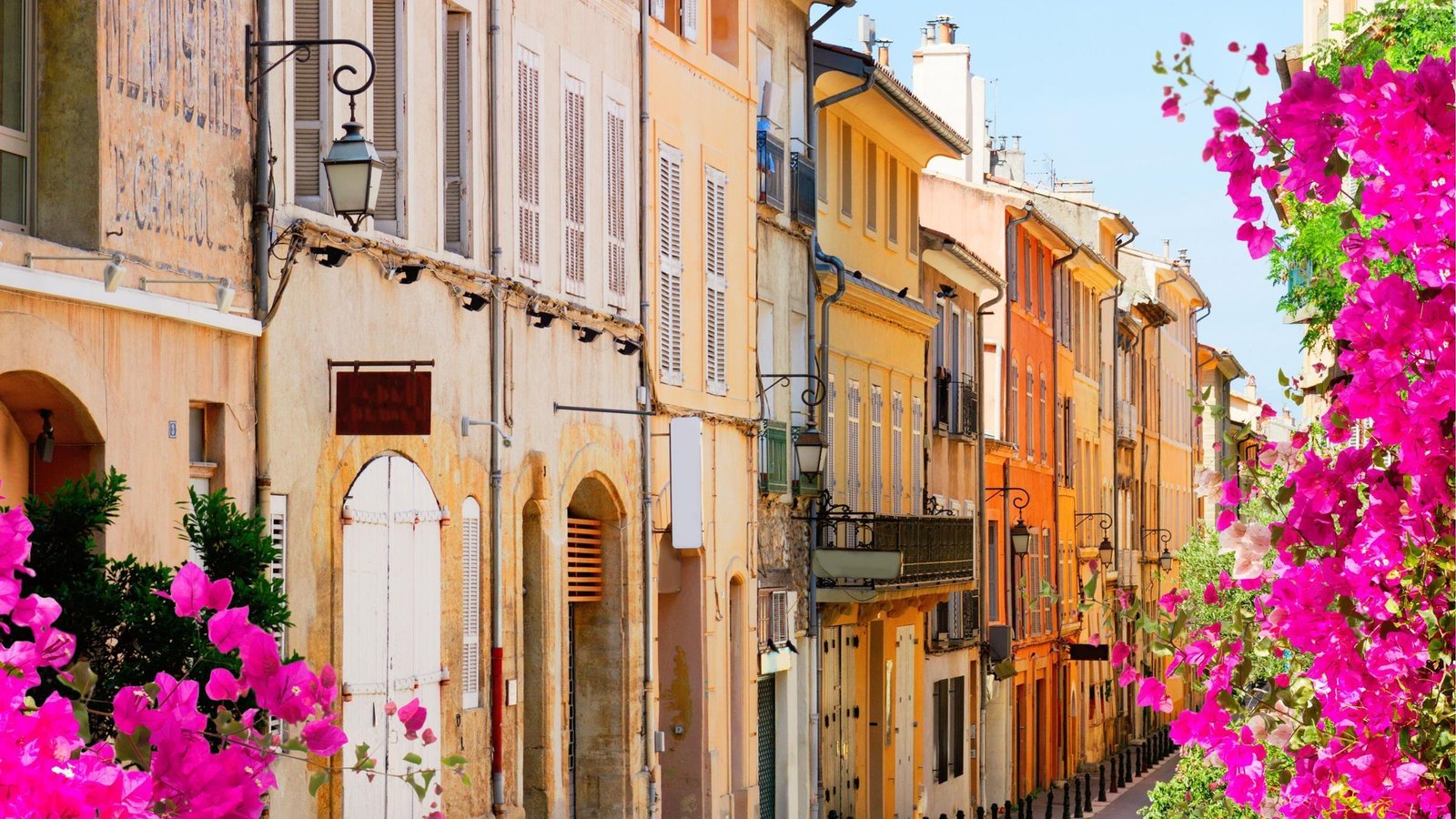 Ruelle du centre ancien d'Aix-en-Provence, façades ocre et bougainvillier en fleurs