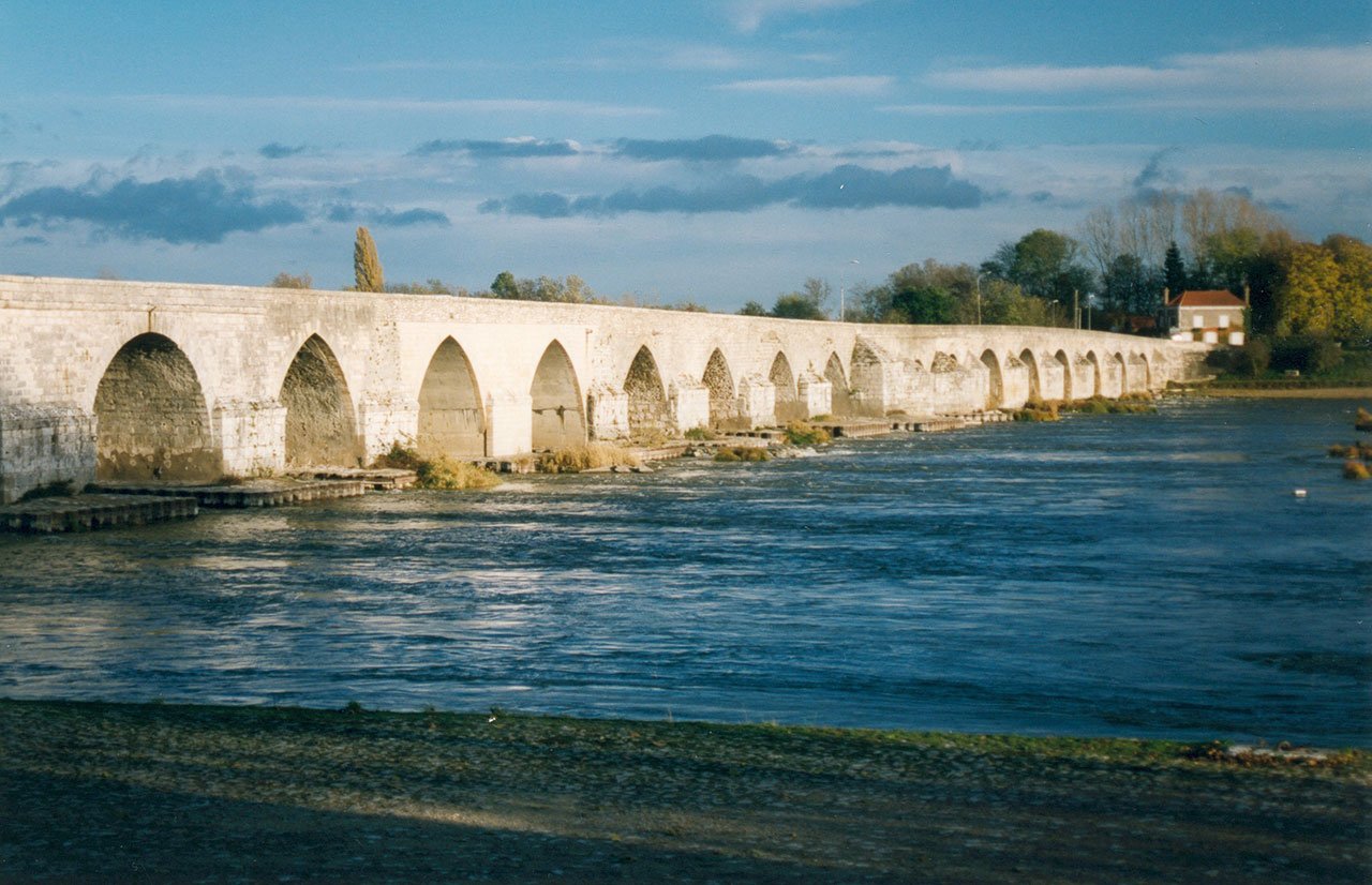 Pont médiéval à arches de Beaugency franchissant la Loire