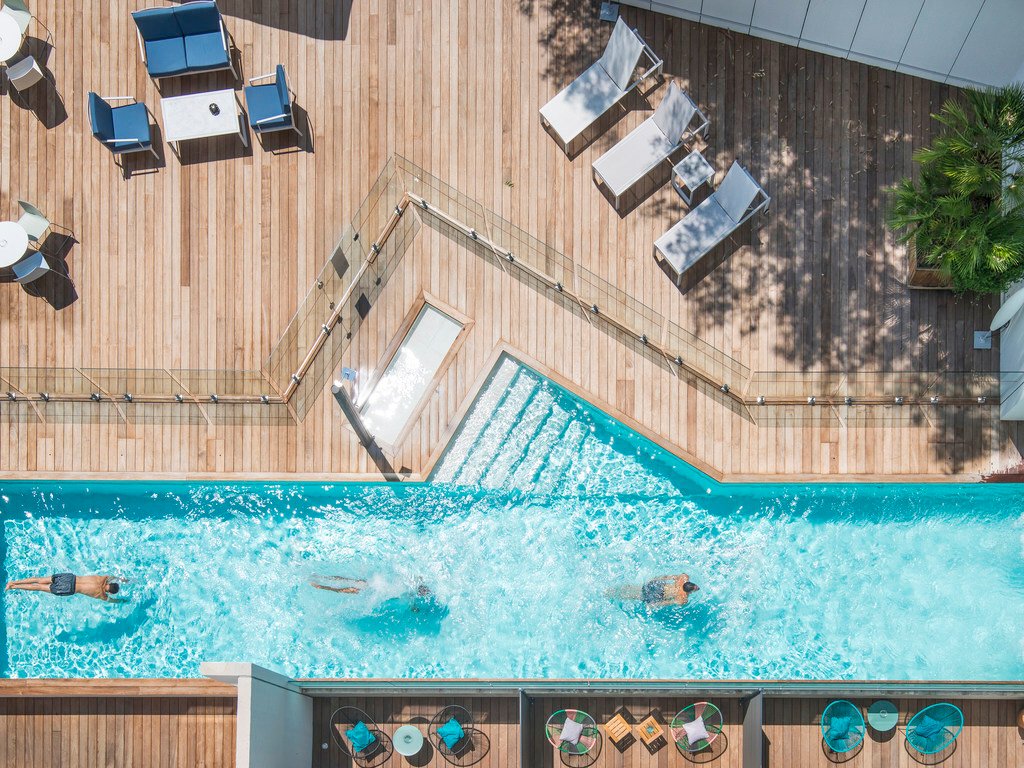Vue aérienne de la piscine et de la terrasse en bois de l'Hôtel Mercure Ajaccio