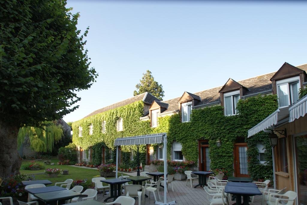 Terrasse et façade couverte de vigne vierge de l'Inter Hôtel Le Val de Loire