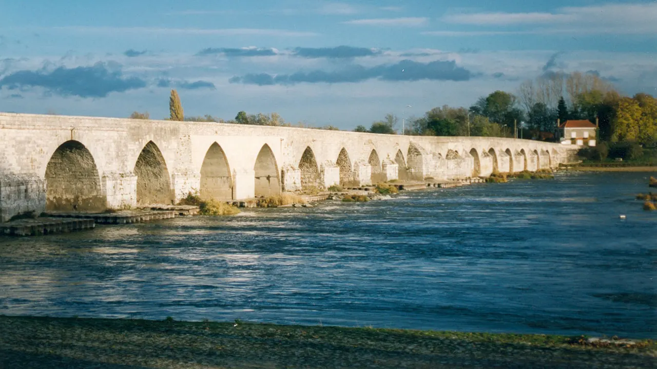 Pont médiéval de Beaugency et ses nombreuses arches enjambant la Loire