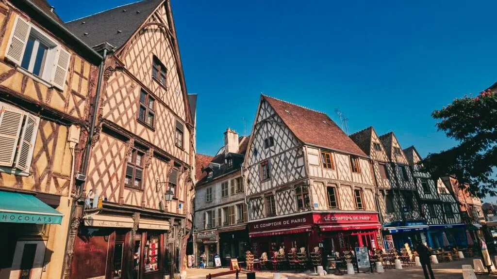 Maisons à colombages du centre historique de Bourges, boutiques en rez-de-chaussée