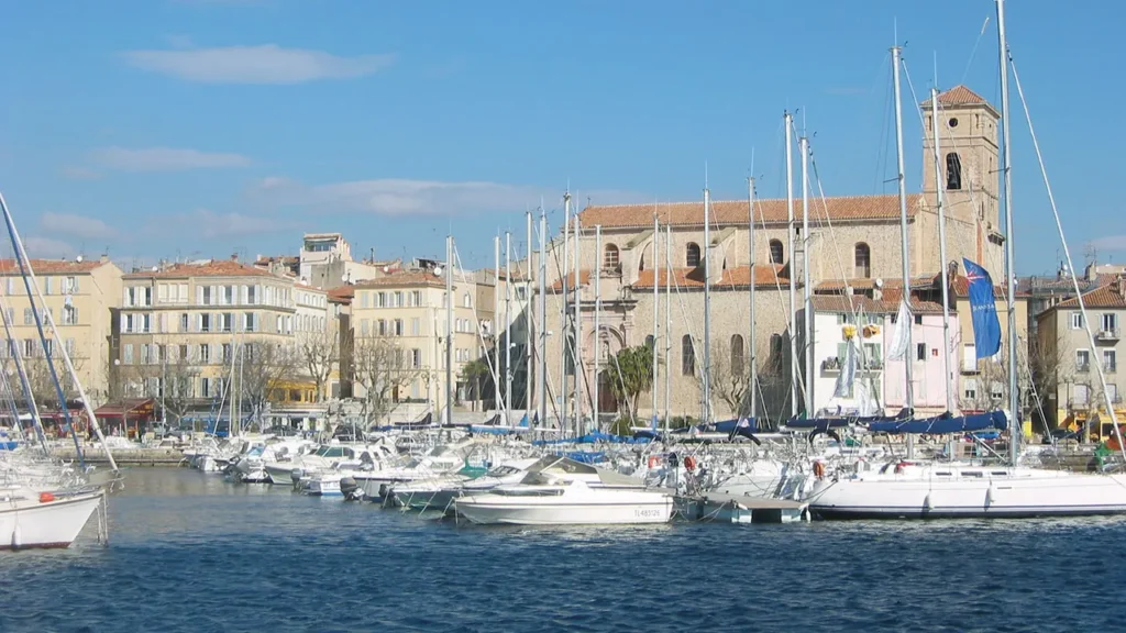 Vieux-port de La Ciotat, voiliers amarrés devant les façades provençales et le clocher