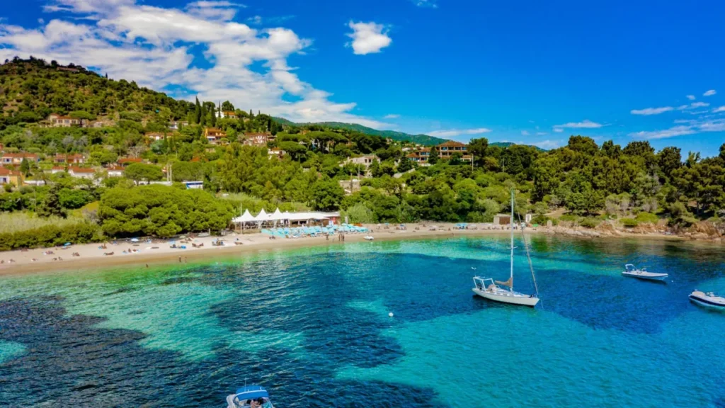Crique du Lavandou, eau turquoise, plage de sable et pinède du massif des Maures