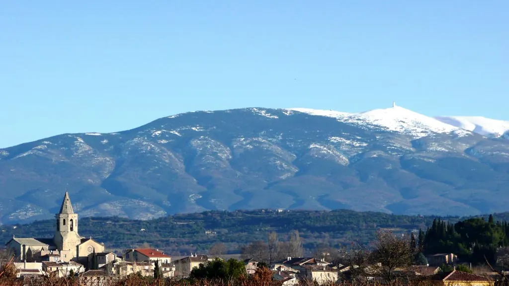 Clocher de Mazan et campagne du Vaucluse, le mont Ventoux enneigé à l'horizon