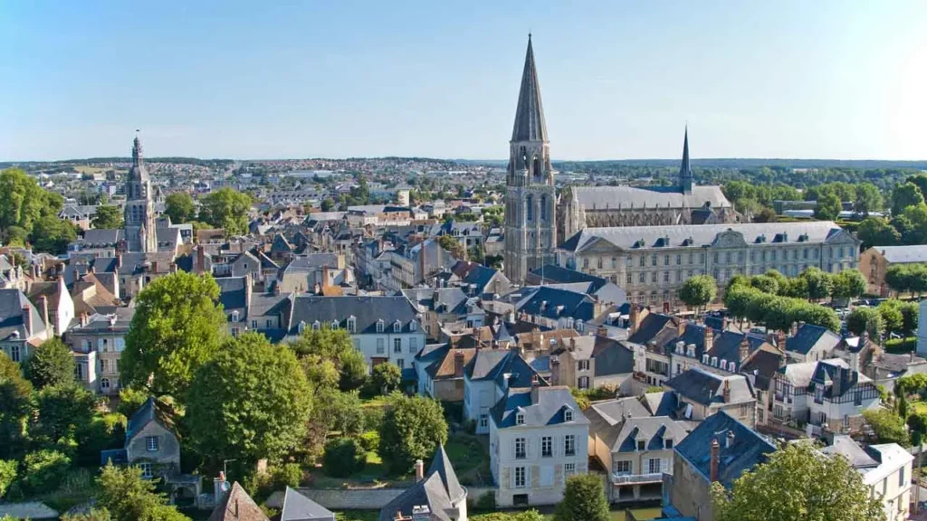 Vendôme au bord du Loir, l'abbatiale de la Trinité et son clocher au-dessus des toits