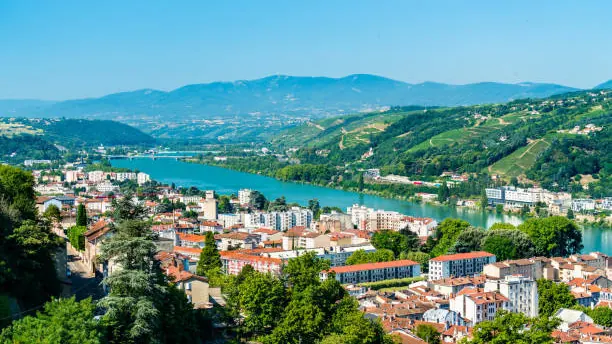 Vienne dans la vallée du Rhône, la ville étagée entre le fleuve et les coteaux