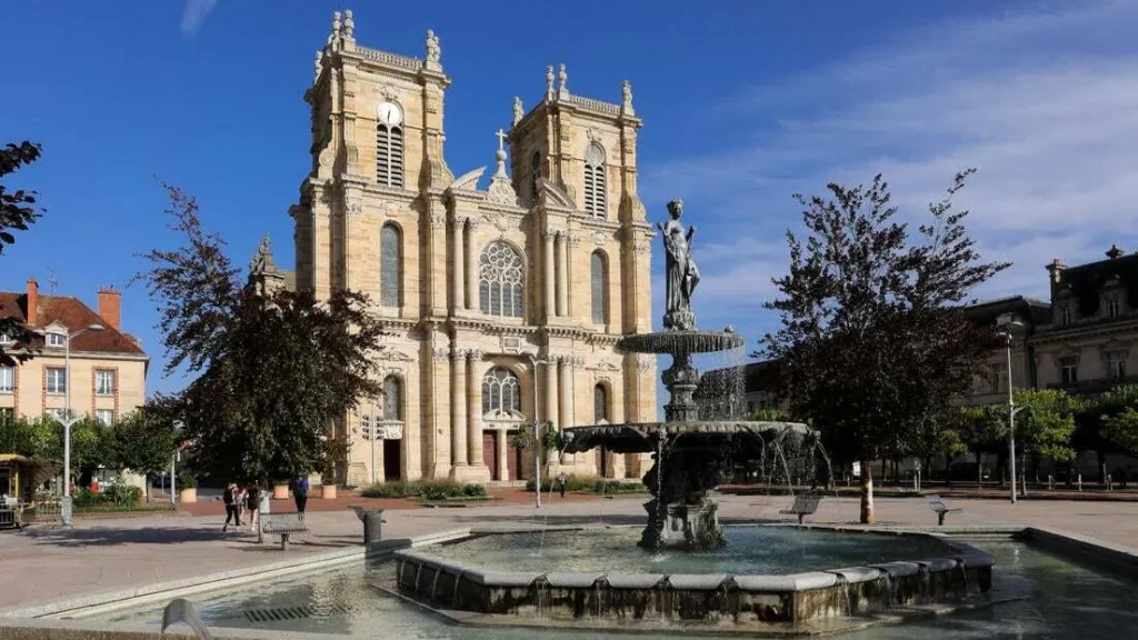 Collégiale Notre-Dame de Vitry-le-François et sa fontaine sur la place pavée